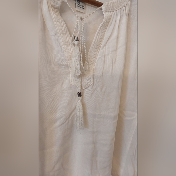 Forever 21 Tie-Neck Blouse Light and Flowy - Picture 4 of 8